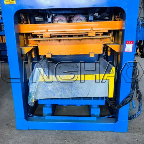 Client inspection of QT4-26 block making machine at LINGHAO factory